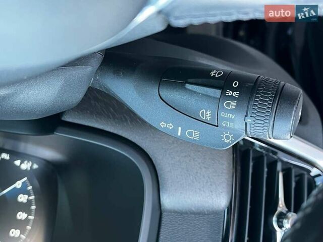 Вольво В90 2017 в Киеве на Automoto.ua Синий Вольво В90, объемом двигателя 1.97 л и пробегом 142 тыс. км за 26990 $, фото 19 на Automoto.ua