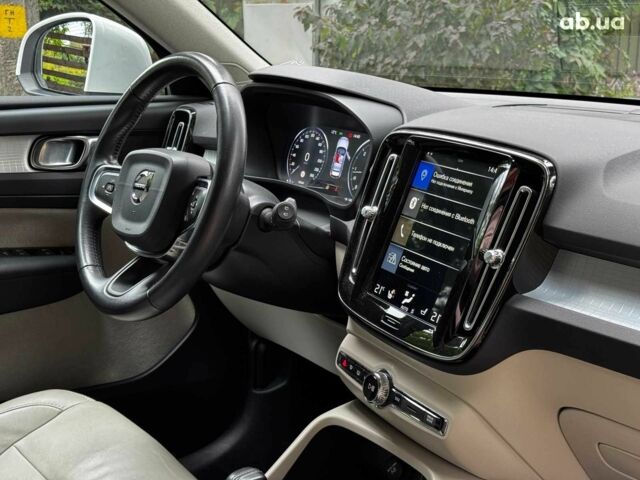Белый Вольво XC40, объемом двигателя 2 л и пробегом 152 тыс. км за 26490 $, фото 31 на Automoto.ua