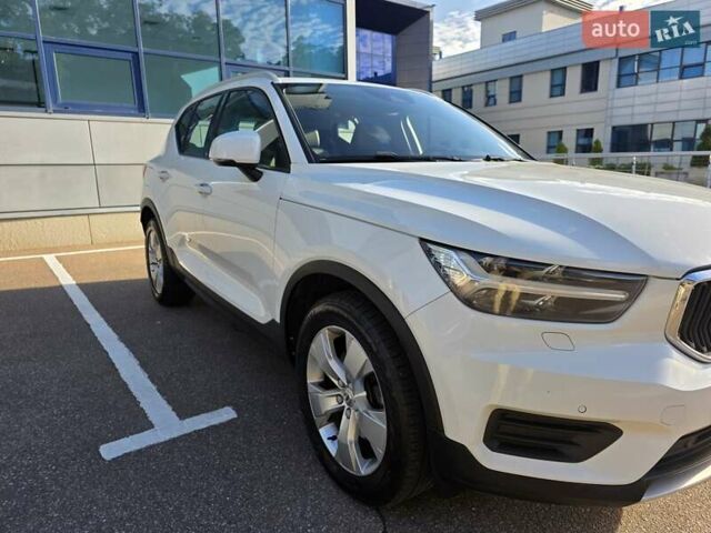 Белый Вольво XC40, объемом двигателя 1.97 л и пробегом 205 тыс. км за 27000 $, фото 3 на Automoto.ua