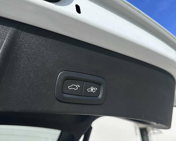 Вольво XC40 2018 в Луцке на Automoto.ua Белый Вольво XC40, объемом двигателя 1.97 л и пробегом 163 тыс. км за 24500 $, фото 33 на Automoto.ua