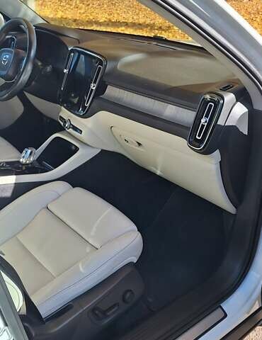 Вольво XC40 2018 в Ровно на Automoto.ua Белый Вольво XC40, объемом двигателя 1.97 л и пробегом 132 тыс. км за 23500 $, фото 22 на Automoto.ua