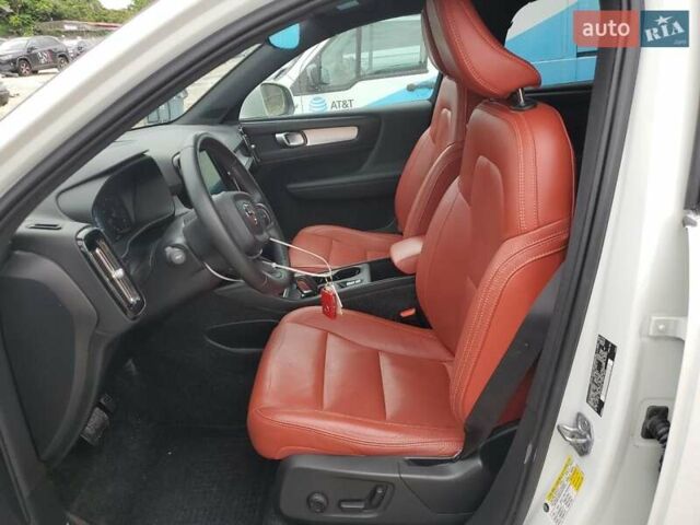 Білий Вольво XC40, об'ємом двигуна 1.97 л та пробігом 105 тис. км за 6800 $, фото 6 на Automoto.ua