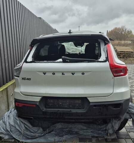 Вольво XC40 2018 в Ирпене на Automoto.ua Белый Вольво XC40, объемом двигателя 1.97 л и пробегом 168 тыс. км за 16000 $, фото 6 на Automoto.ua