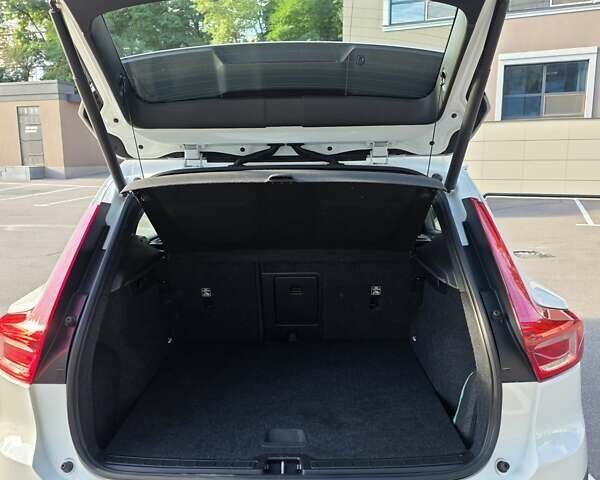 Белый Вольво XC40, объемом двигателя 1.97 л и пробегом 205 тыс. км за 27000 $, фото 14 на Automoto.ua