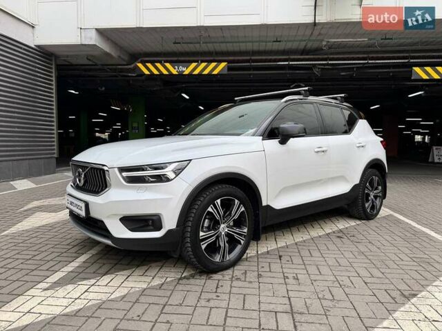 Белый Вольво XC40, объемом двигателя 1.97 л и пробегом 170 тыс. км за 26990 $, фото 3 на Automoto.ua