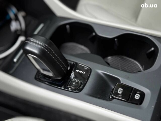 Белый Вольво XC40, объемом двигателя 2 л и пробегом 152 тыс. км за 26490 $, фото 19 на Automoto.ua