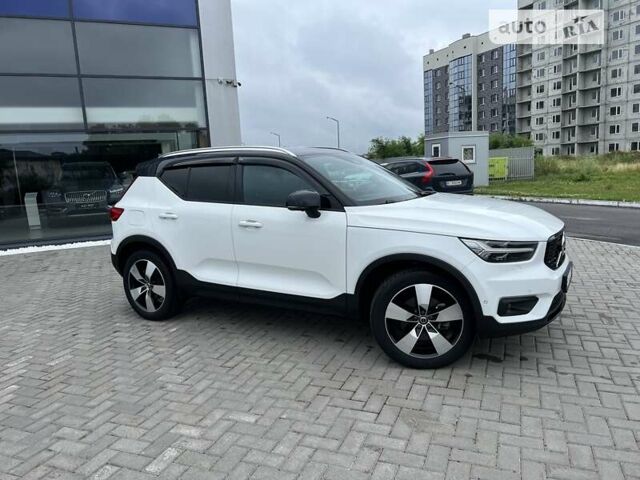 Белый Вольво XC40, объемом двигателя 1.97 л и пробегом 17 тыс. км за 39000 $, фото 2 на Automoto.ua