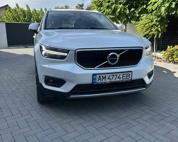 Белый Вольво XC40, объемом двигателя 1.97 л и пробегом 89 тыс. км за 24000 $, фото 1 на Automoto.ua