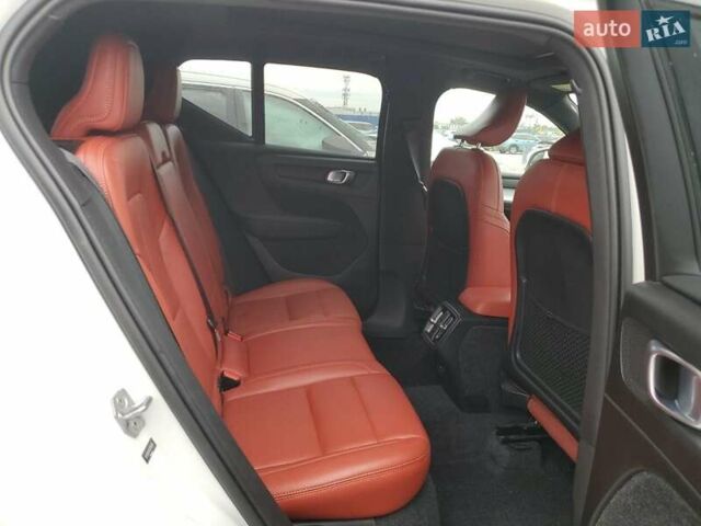 Білий Вольво XC40, об'ємом двигуна 1.97 л та пробігом 105 тис. км за 6800 $, фото 9 на Automoto.ua
