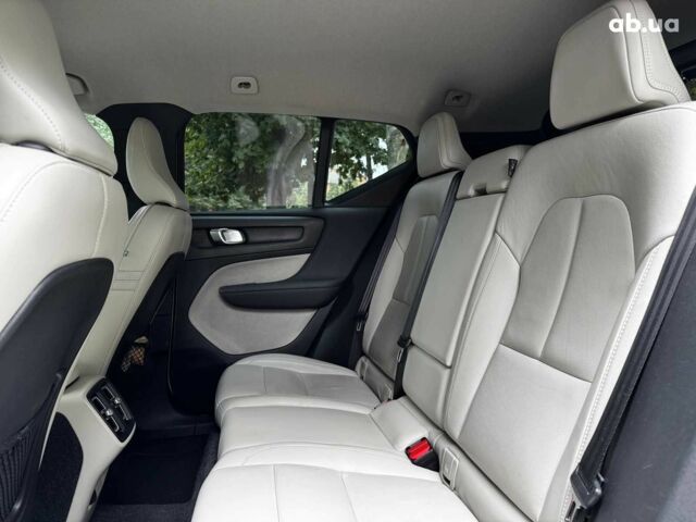 Белый Вольво XC40, объемом двигателя 2 л и пробегом 152 тыс. км за 26490 $, фото 24 на Automoto.ua