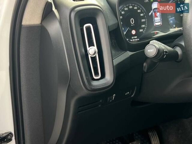 Белый Вольво XC40, объемом двигателя 2 л и пробегом 222 тыс. км за 18000 $, фото 9 на Automoto.ua