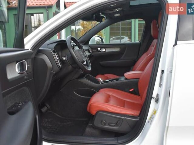 Белый Вольво XC40, объемом двигателя 1.97 л и пробегом 97 тыс. км за 27300 $, фото 2 на Automoto.ua