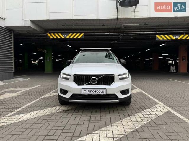 Белый Вольво XC40, объемом двигателя 1.97 л и пробегом 170 тыс. км за 26990 $, фото 2 на Automoto.ua