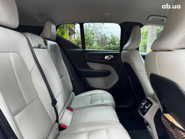 Белый Вольво XC40, объемом двигателя 2 л и пробегом 152 тыс. км за 26490 $, фото 28 на Automoto.ua