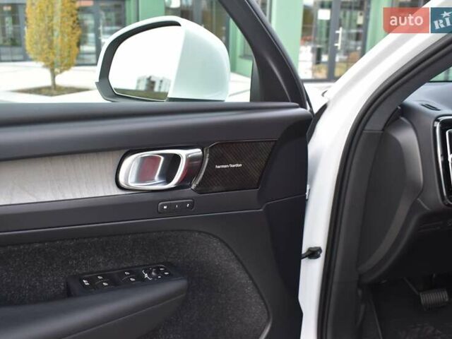 Белый Вольво XC40, объемом двигателя 1.97 л и пробегом 97 тыс. км за 27300 $, фото 4 на Automoto.ua