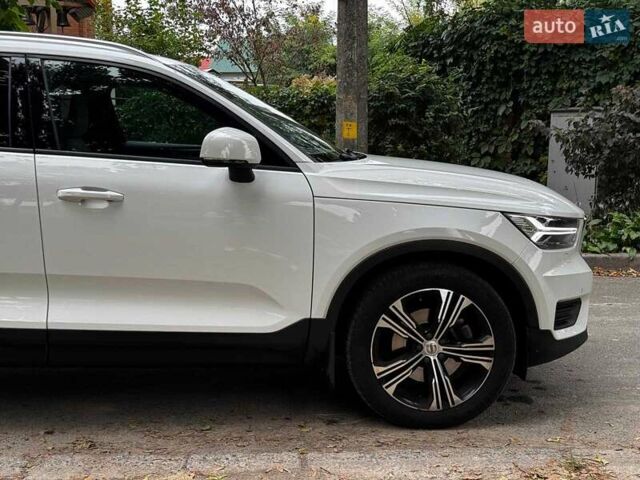 Белый Вольво XC40, объемом двигателя 2 л и пробегом 152 тыс. км за 26490 $, фото 9 на Automoto.ua