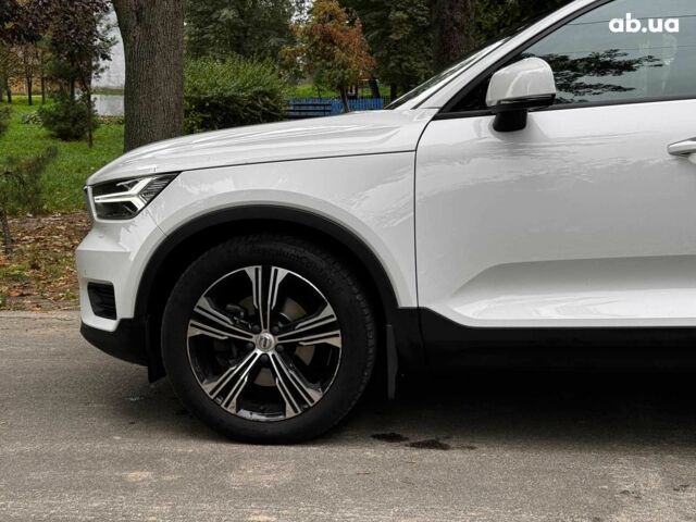 Белый Вольво XC40, объемом двигателя 2 л и пробегом 152 тыс. км за 26490 $, фото 3 на Automoto.ua