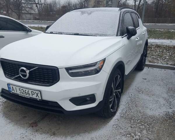 Белый Вольво XC40, объемом двигателя 1.97 л и пробегом 35 тыс. км за 23900 $, фото 4 на Automoto.ua