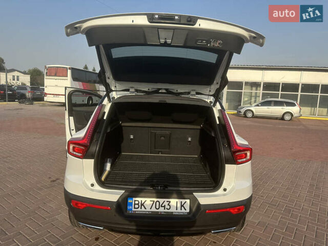 Белый Вольво XC40, объемом двигателя 1.97 л и пробегом 114 тыс. км за 25300 $, фото 26 на Automoto.ua
