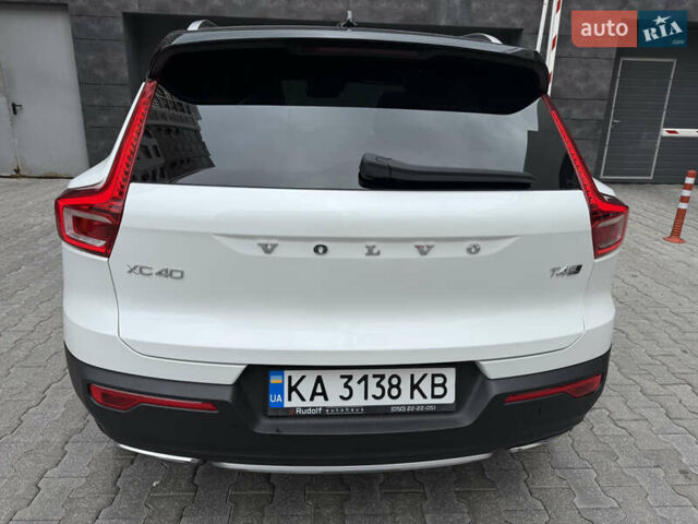 Белый Вольво XC40, объемом двигателя 1.97 л и пробегом 95 тыс. км за 29500 $, фото 24 на Automoto.ua