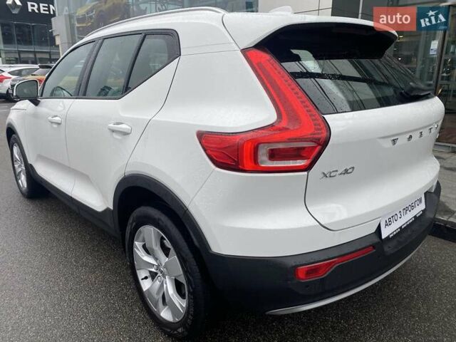 Белый Вольво XC40, объемом двигателя 1.97 л и пробегом 122 тыс. км за 28528 $, фото 3 на Automoto.ua