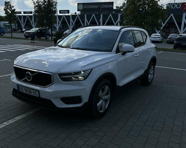 Белый Вольво XC40, объемом двигателя 1.97 л и пробегом 245 тыс. км за 27600 $, фото 3 на Automoto.ua