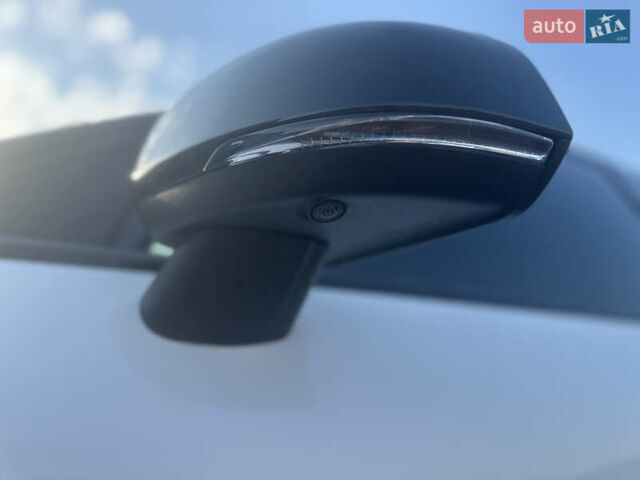 Белый Вольво XC40, объемом двигателя 1.97 л и пробегом 114 тыс. км за 25300 $, фото 15 на Automoto.ua