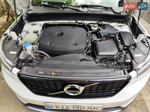 Белый Вольво XC40, объемом двигателя 1.97 л и пробегом 104 тыс. км за 24000 $, фото 4 на Automoto.ua