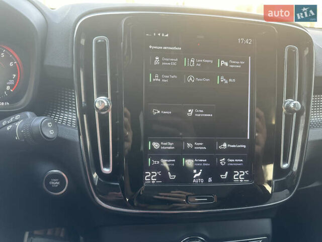 Белый Вольво XC40, объемом двигателя 1.97 л и пробегом 114 тыс. км за 25300 $, фото 25 на Automoto.ua