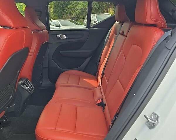 Белый Вольво XC40, объемом двигателя 1.97 л и пробегом 80 тыс. км за 19999 $, фото 5 на Automoto.ua