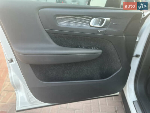 Белый Вольво XC40, объемом двигателя 1.97 л и пробегом 114 тыс. км за 25300 $, фото 17 на Automoto.ua