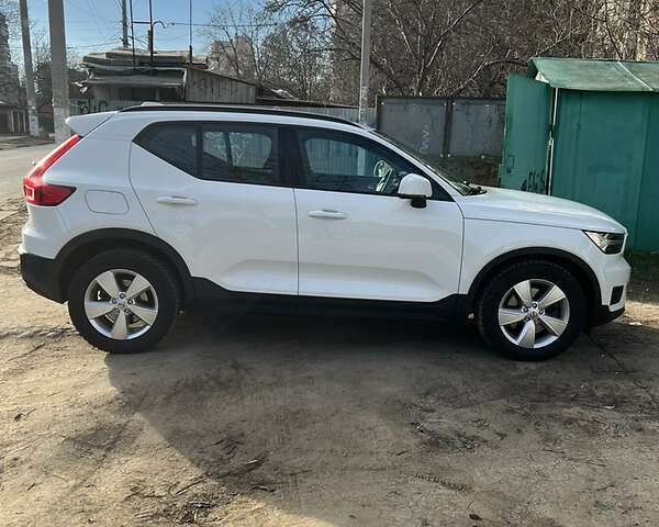 Білий Вольво XC40, об'ємом двигуна 2 л та пробігом 89 тис. км за 32500 $, фото 9 на Automoto.ua