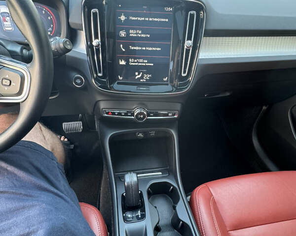Білий Вольво XC40, об'ємом двигуна 1.97 л та пробігом 73 тис. км за 22800 $, фото 9 на Automoto.ua