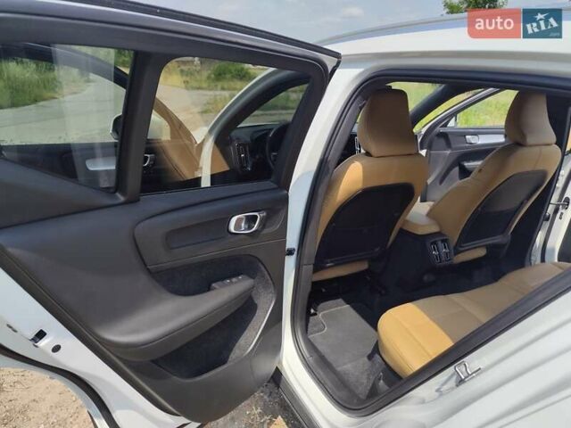 Белый Вольво XC40, объемом двигателя 1.97 л и пробегом 104 тыс. км за 24000 $, фото 10 на Automoto.ua