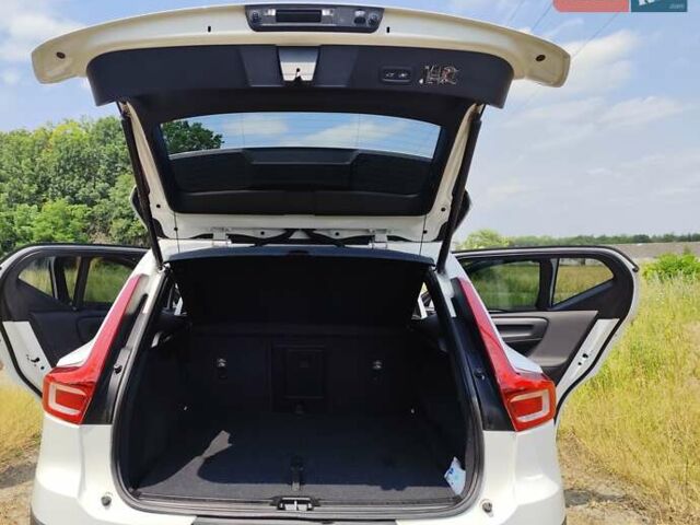Белый Вольво XC40, объемом двигателя 1.97 л и пробегом 104 тыс. км за 24000 $, фото 11 на Automoto.ua