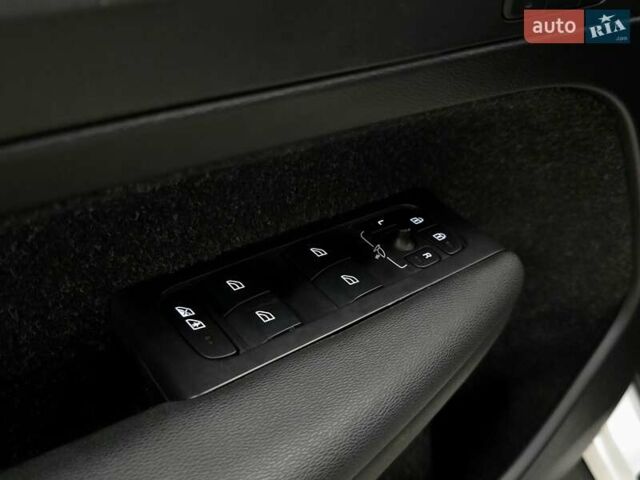 Білий Вольво XC40, об'ємом двигуна 1.97 л та пробігом 70 тис. км за 20999 $, фото 9 на Automoto.ua