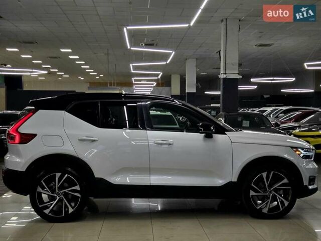 Белый Вольво XC40, объемом двигателя 1.97 л и пробегом 70 тыс. км за 20999 $, фото 3 на Automoto.ua