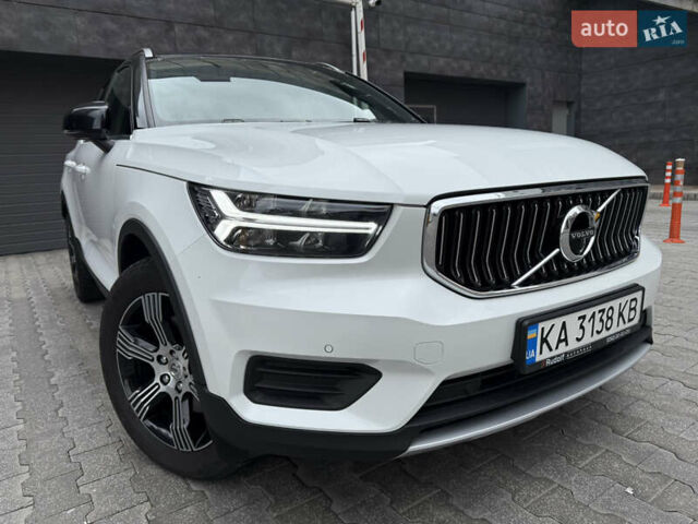Белый Вольво XC40, объемом двигателя 1.97 л и пробегом 95 тыс. км за 29500 $, фото 14 на Automoto.ua