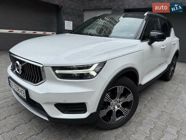 Белый Вольво XC40, объемом двигателя 1.97 л и пробегом 95 тыс. км за 29500 $, фото 2 на Automoto.ua