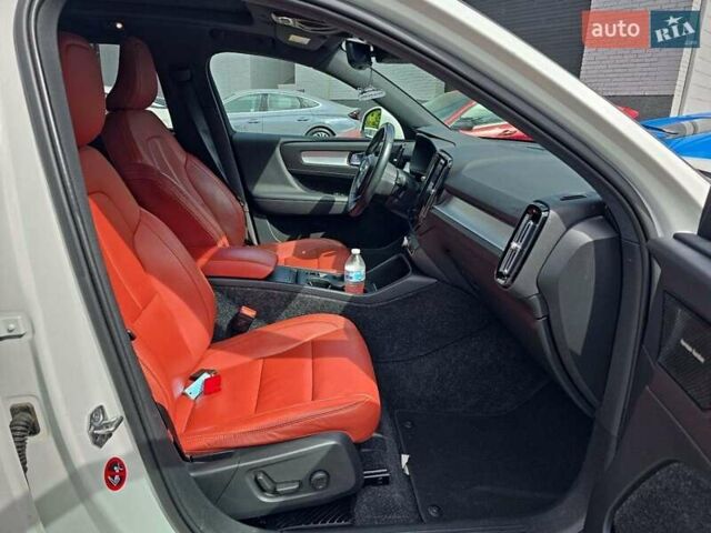 Белый Вольво XC40, объемом двигателя 1.97 л и пробегом 80 тыс. км за 19999 $, фото 3 на Automoto.ua