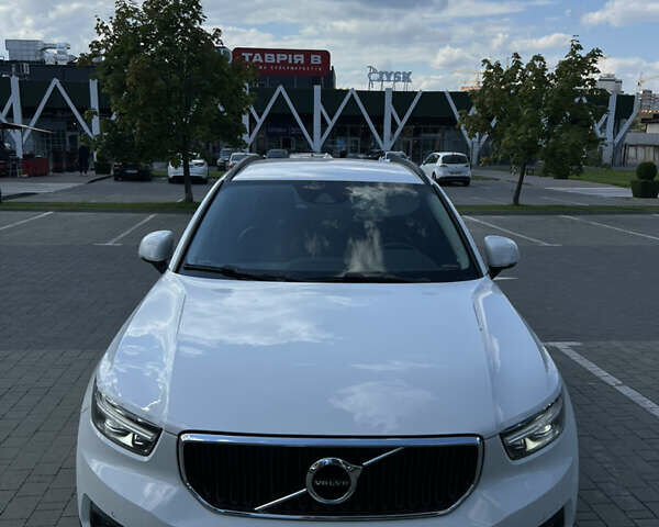 Белый Вольво XC40, объемом двигателя 1.97 л и пробегом 245 тыс. км за 27600 $, фото 2 на Automoto.ua