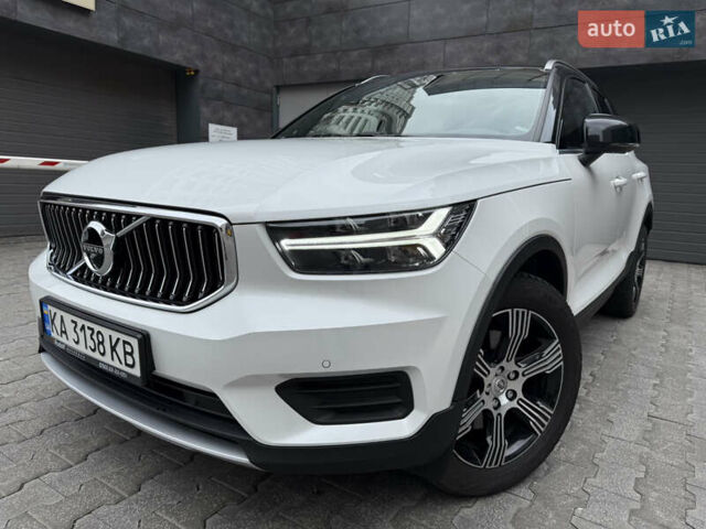 Белый Вольво XC40, объемом двигателя 1.97 л и пробегом 95 тыс. км за 29500 $, фото 3 на Automoto.ua