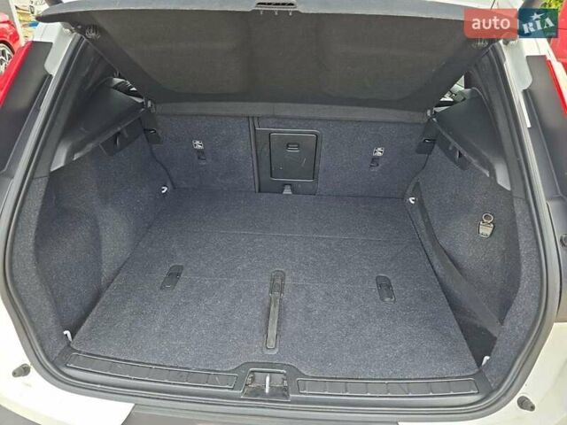 Белый Вольво XC40, объемом двигателя 1.97 л и пробегом 80 тыс. км за 19999 $, фото 11 на Automoto.ua