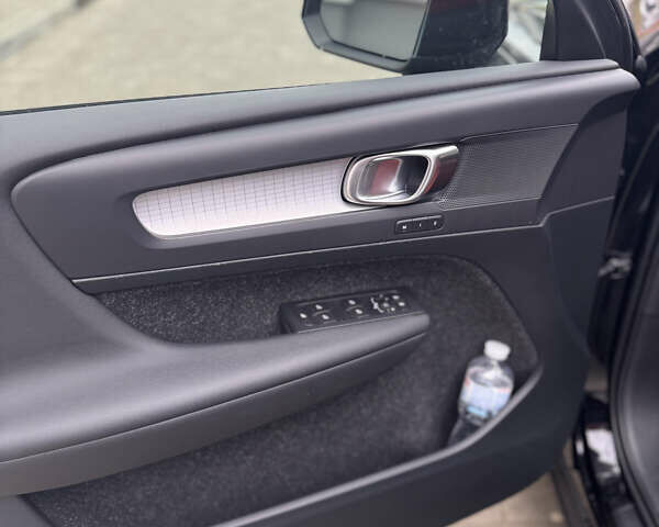 Белый Вольво XC40, объемом двигателя 1.97 л и пробегом 73 тыс. км за 21500 $, фото 24 на Automoto.ua