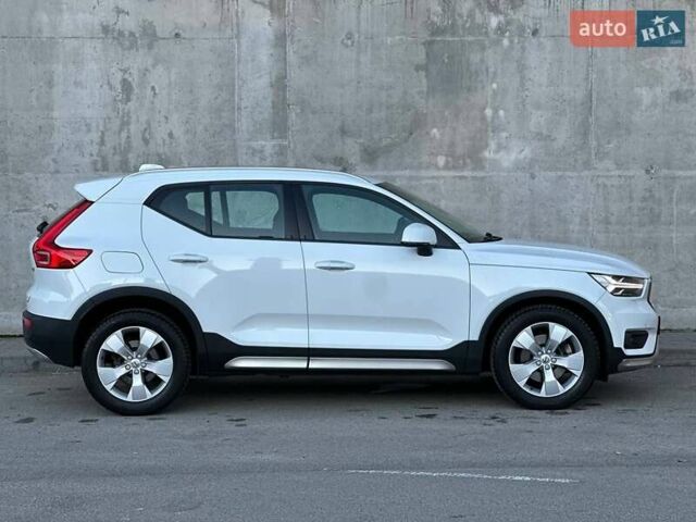 Белый Вольво XC40, объемом двигателя 1.97 л и пробегом 95 тыс. км за 27000 $, фото 2 на Automoto.ua