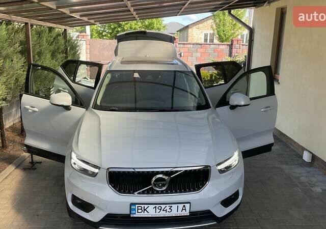 Белый Вольво XC40, объемом двигателя 1.97 л и пробегом 63 тыс. км за 29100 $, фото 26 на Automoto.ua
