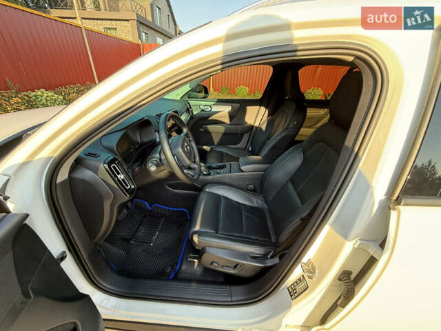 Белый Вольво XC40, объемом двигателя 1.97 л и пробегом 99 тыс. км за 34500 $, фото 10 на Automoto.ua