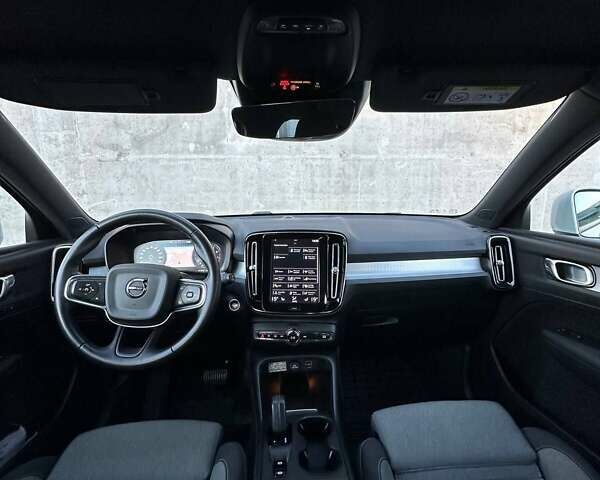 Белый Вольво XC40, объемом двигателя 1.97 л и пробегом 95 тыс. км за 27000 $, фото 25 на Automoto.ua