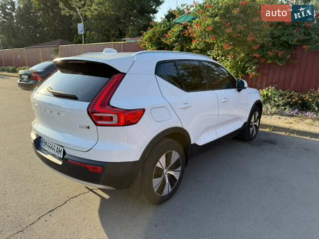 Белый Вольво XC40, объемом двигателя 1.97 л и пробегом 99 тыс. км за 34500 $, фото 3 на Automoto.ua