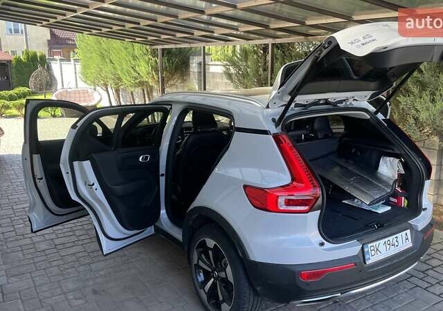 Белый Вольво XC40, объемом двигателя 1.97 л и пробегом 63 тыс. км за 29100 $, фото 24 на Automoto.ua